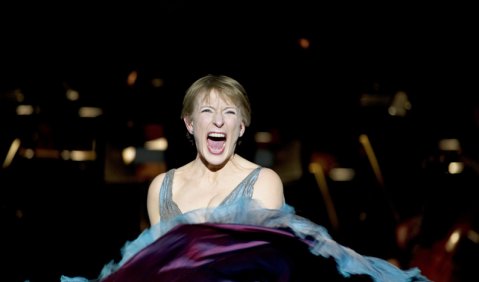 Überragende Protagonistin: Dagmar Menzel in den „Sieben Todsünden“ an der Komischen Oper Berlin. Foto: Monika Rittershaus