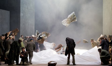 Janáceks "Aus einem Totenhaus" an der Berl. Staatsoper. Foto: Monika Rittershaus