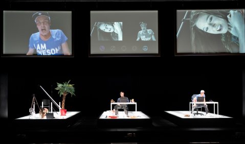 Bastien und Bastienne: unten v.l.: Vanessa Waldhart, Michael Zehe, Robert Sellier. © Theater, Oper und Orchester GmbH Halle, Foto: Falk Wenzel