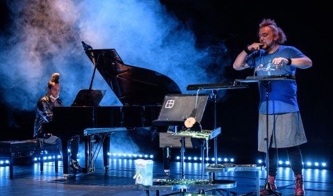 Müllerin. Schuberts Liederzyklus für Kids und Mehlsäcke – Konzept: Borisowitsch & Jhang – Regie: Ela Baumann, Bühne: Florian Angerer, Klavier: Denis Ivanov, Gesang: Jean Bermes. Foto: Candy Welz