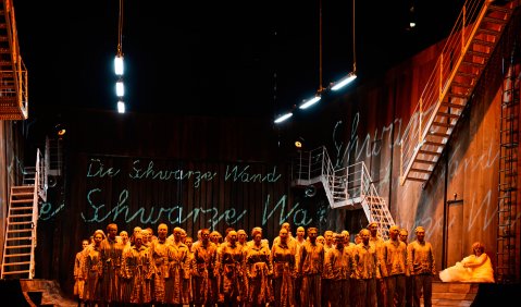 Am rechten Bildrand sitzend Tanja Ariane Baumgartner (Lisa) und den Chor der Oper Frankfurt. Foto: Barbara Aumüller.