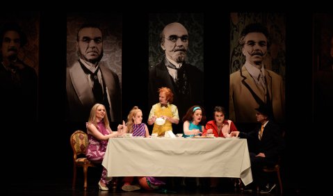 Lucia Cervoni (Frau Reich), Julie Martin du Theil (Jungfer Anna Reich), Peter Wittig (Wirt), Ks. Ute Bachmaier (Frau Fluth), Thomas Florio (Herr Fluth), Paul Sketris (Herr Reich). Foto: © Nilz Böhme