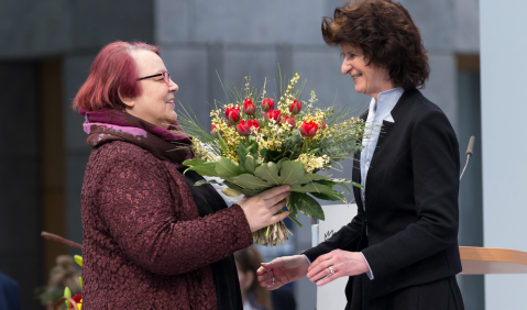 Staatsministerin für Wissenschaft und Kunst Sachsen, Eva-Maria Stange, gratuliert Natascha Wodin (li.) zum Preis der Leipziger Buchmesse. Foto: Presse Buchmesse