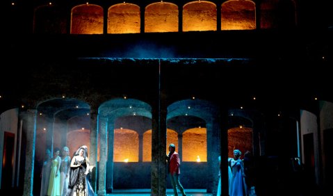 Die Konzertvereinigung Wiener Staatsopernchor, Mandy Fredrich (Königin der Nacht) und Bernard Richter (Tamino) in der Salzburger „Zauberflöte“. Foto: Monika Rittershaus