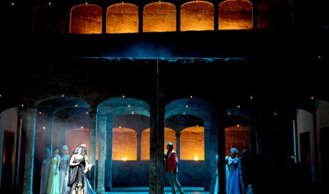 Die Konzertvereinigung Wiener Staatsopernchor, Mandy Fredrich (Königin der Nacht) und Bernard Richter (Tamino) in der Salzburger „Zauberflöte“. Foto: Monika Rittershaus