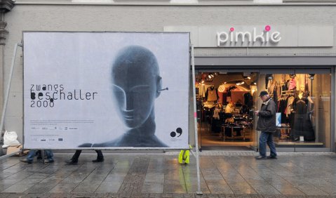 „Zwangsbeschaller“, eine Plakataktion der Kulturhauptstadt Linz. Foto: Hörstadt