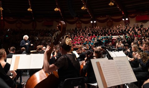 Sir Simon Rattle, das BRSO und im Hintergrund die Frauenstimmen und Kinderch&ouml;re &copy; BR / Astrid Ackermann