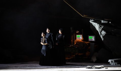 Drei Schwestern 2025: Dennis Orellana (Irina), Aryeh Nussbaum Cohen (Olga), Cameron Shahbazi (Mascha). © SF/Monika Rittershaus