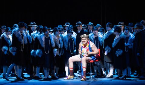 (Mitte) Heiko Trinsinger (Cardillac), (Hintergrund) Opernchor des Aalto-Theaters. Foto: Matthias Jung