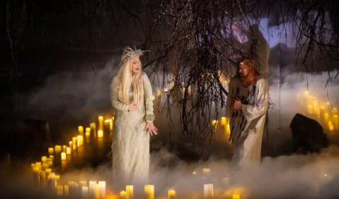 (von links) Deirdre Angenent (Guatemi), Friedemann R&ouml;hlig (K&ouml;nig Helge), Statisterie des Aalto-Theaters. Foto: Matthias Jung