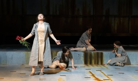 Marta klagt – und hofft, mit dem Mut der Verzweiflung. Als „Passagierin“ beeindruckt die Sopranistin Sofia Poulopoulou nachhaltig. Eine große Partie! Foto: Theater Krefeld und Mönchengladbach/Matthias Stutte
