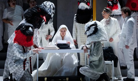 DIE MEISTERSINGER VON N&Uuml;RNBERG: Esther Dierkes (Eva), Maria Theresa Ullrich (Magdalena), Kai Kluge (David); 2026. Foto: Matthias Baus