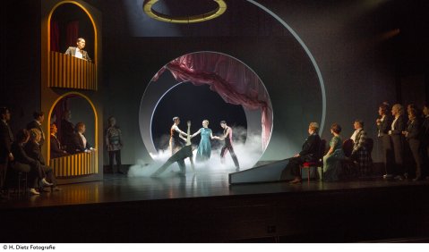 Minseok Kim (Prinz Radjami), Peter Potzelt (Armand), Annina Olivia Battaglia (Odette Darimonde), Markus Gruber (Napoleon St. Cloche), Inga Lisa Lehr (Marietta), Thilo Andersson (Louis Philipp La Tourette), Opernchor, Ballett-Compagnie. Foto: H. Dietz - Fotografie