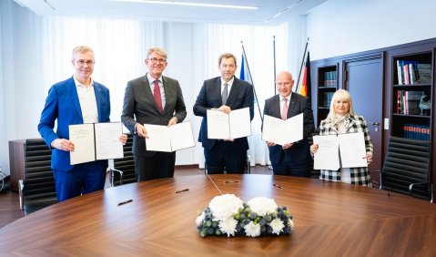 Der Senator f&uuml;r Finanzen und f&uuml;r Kultur und Gesellschaftlichen Zusammenhalt Stefan Evers, Staatsminister f&uuml;r Kultur und Medien Wolfram Weimer, Bundesfinanzminister Lars Klingbeil, der Regierende B&uuml;rgermeister Kai Wegner und die Senatorin f&uuml;r Inneres und Sport Iris Spranger bei der Vertragsunterzeichnung