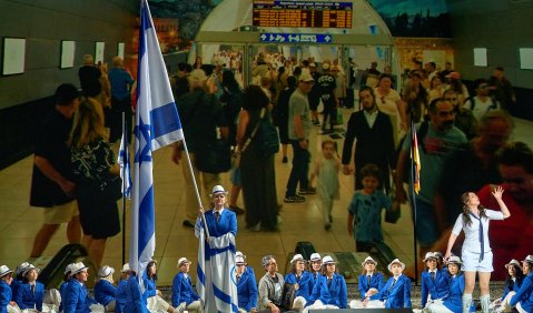 &bdquo;Summ und brumm&ldquo;: im Bahnhof von Jerusalem der Spinnerinnenchor aka die israelischen Olympioniken von 1972 mit Mary (Kai R&uuml;&uuml;tel-Pajula) aka Das Schild Israels Foto: Matthias Horn
