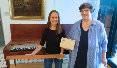 Christiane Barth (links) und Dr. Karin M&uuml;ller-Kelwing (rechts) an einem Clavichord von Carl Gottlob Sauer (Dresden 1807)