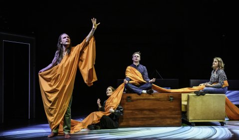 Ich, ich, ich! Max Dollinger, Hanna Larissa, Naujoks, Michal_Proszynski, Julia_Sturzlbaum. Foto: &copy; Bettina Stoess