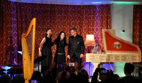 Das Festival „listening closely“ eröffneten (v.l.) Margret Koell (Harfe), Aphrodite Patoulidou (Sopran, Nyckelharpa) und Sławomir Zubrzycki (Viola Organista) mit einem mitreißenden Konzert im einstigen Tanzsaal des Wattenser Gasthofs „Zum Neuwirt“. Foto: Claudia Irle-Utsch