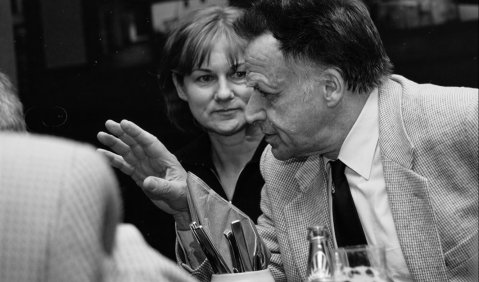 Peter G&uuml;lke diskutiert nach der Sendung contrapunkt +++ west&ouml;stliche dialog in Leipzig 2002. Foto: Hufner