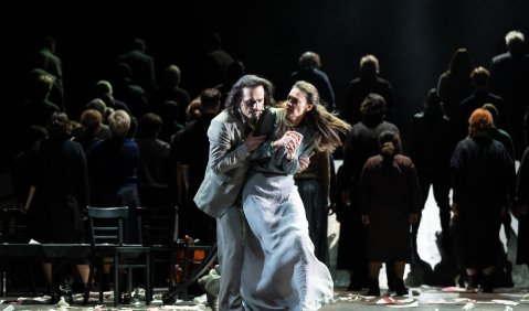Ioan Hotea, Charlotte Quadt, Chor und Extrachor. Foto: © Matthias Jung