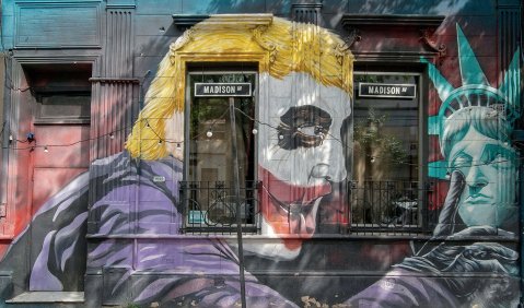 Donald Trump provoziert als Joker die &bdquo;Lady Liberty&ldquo;. Wer das Graffito gemacht hat, ist unbekannt. Relativ sicher ist hingegen, dass ein Antrag auf &ouml;ffentliche F&ouml;rderung f&uuml;r ein vergleichbares Kunstwerk im &bdquo;Land of the Free&ldquo; wohl chancenlos w&auml;re. Foto: Rod Long