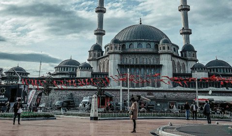 Die 2021 am zentralen Taksim-Platz eröffnete Moschee steht sinnbildlich für architektonische Umgestaltungen Istanbuls in den letzten Jahren. Foto: Atabay Kuliyev