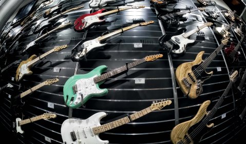 Who draws the crowd, and plays so loud? Baby, it‘s the guitar man. Night after night, who treats you right? Baby, it‘s the guitar man. Foto: Martin Hufner