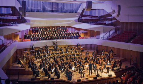 Konzert der Dresdner Philharmonie mit Schauspieler Ulrich Noethen und Birgit Minichmayer, mit Tenor Kangyoon Shine Lee und Bariton Michael Borth und unter Dirigent Gergely Madaras am 9. November 2025 im Kulturpalast. Foto: Oliver Killig