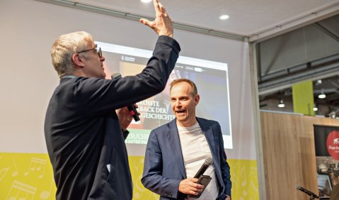 Anbetung eines S&auml;ulenheiligen: J&uuml;rgen Oberschmidt (li.) und Michael Maul bringen J.S. Bach dem Leipziger Publikum nahe. Fotos: Susanne van Loon