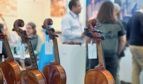 Zartes Pfl&auml;nzchen mit Potenzial: Die vierte Ausgabe der musikmesse akustika in N&uuml;rnberg lockte alte und neue Aussteller an. Con&shy;Brio Verlag und neue musikzeitung waren vor Ort (Seiten 31 & 32). Foto: Juan Martin Koch