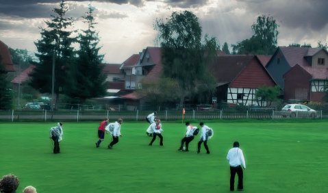 Fu&szlig;ball als Choreografie aus Mustern und Bewegungsfiguren. Foto: Martin Hufner