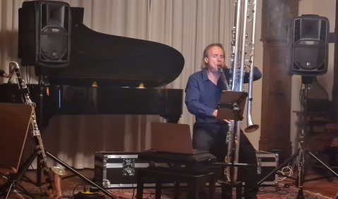 Georg Wettin bei der ersten Uraufführung (Tobias Eduard Schick: New Holland Drive) auf der neuen Oktokontrabassklarinette.     © Ralf-Thomas Lindner