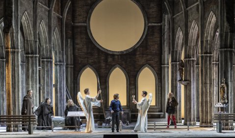 Komparserie, Im Hintergrund: Georg Zeppenfeld (Gurnemanz), Jin Yu (4. Knappe), Aaron Godfrey-Mayes (3. Knappe), Mich&egrave;le Losier (Kundry). Foto: &copy; Semperoper Dresden/Jochen Quast