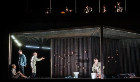 Stephan R&uuml;gamer, Friedrich Hamel, Simon Keenlyside, Florian Hoffmann, B&uuml;hnenmusiker:innen. Foto: Stephan Rabold