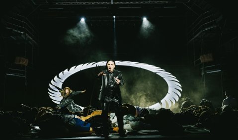 Filippo Bettoschi (Prospero), im Hintergrund Gina Lisa Maiwald (Sycorax). Foto: © Sylwester Pawliczek