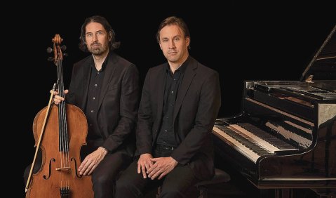 Die zwei Musiker vor dem Duplex-Piano. Alle tragen Schwarz.
