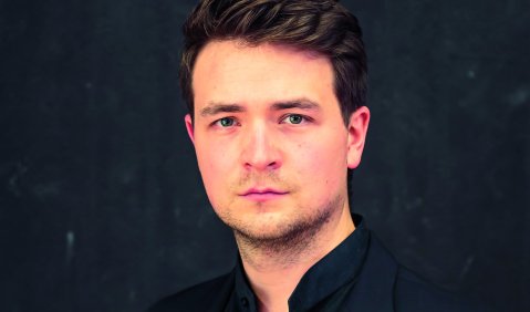 Ein junger Trompeter mit kurzen braunen Haaren