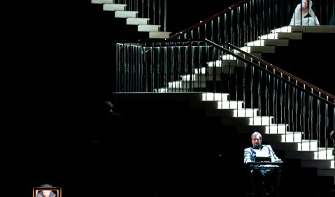 Manfred Trojahn: Septembersonate an der Deutschen Oper am Rhein, Düsseldorf. Auf dem Bild: Holger Falk (Osbert Brydon), Juliane Banse (Ellice Staverton) und Statisterie. Foto: © Wolf Silveri