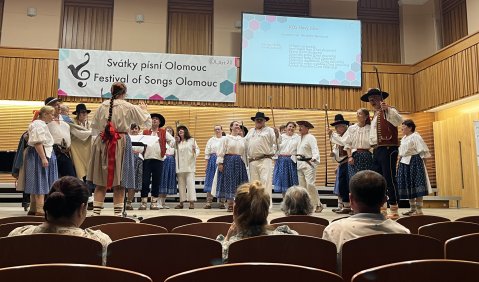 Ein in slawischen Trachten gekleideter Chor.