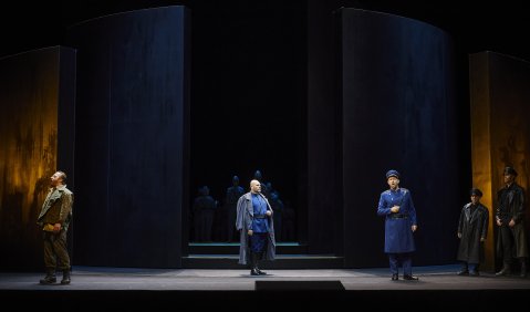 Sergey Polyakov (Hermann), John Lundgren (Graf Tomskij), Christoph Pohl (Fürst Jelezkij), Aaron Pegram (Čekalinskij), Martin-Jan Nijhof (Surin)  © Semperoper Dresden/Ludwig Olah