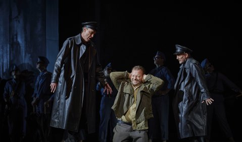 Martin-Jan Nijhof (Surin), Sergey Polyakov (Hermann), Aaron Pegram (Čekalinskij)  © Semperoper Dresden/Ludwig Olah