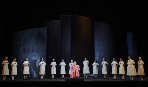 Evelyn Herlitzius (Gräfin), Damen des Sächsischen Staatsopernchors Dresden  © Semperoper Dresden/Ludwig Olah