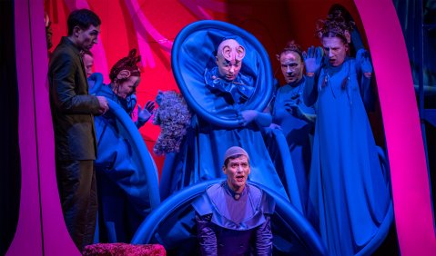 v.l.: Thomas Kiechle (Rudolf von Niemeyer, Sänger), Elisabeth Dopheide (Frau Hofrat Wegebold), Daniel Pastewski (Prillwitz); hinten: Opernchor © Nasser Hashemi 