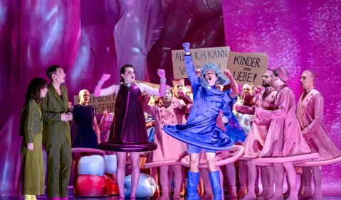 v.l.: Akiho Tsujii (Hilde von Niemeyer), Thomas Kiechle (Rudolf von Niemeyer, Sänger), Jakob Ewert (Mollo Bruck, Sänger), Daniel Pastewski (Prillwitz); hinten: Opernchor© Nasser Hashemi 