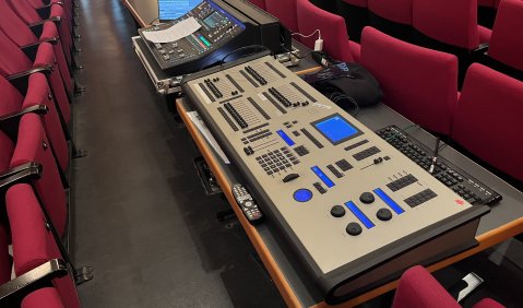 Mischpult und Steuerungselemente anstelle mancher Theaterstühle.