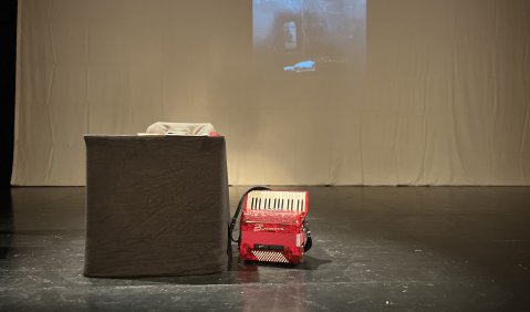 Akkordeon und Rednerpult ohne Künstler.