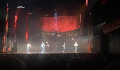 Gestaffelte Bühne, der «Graben» einmal oben. Foto: mku