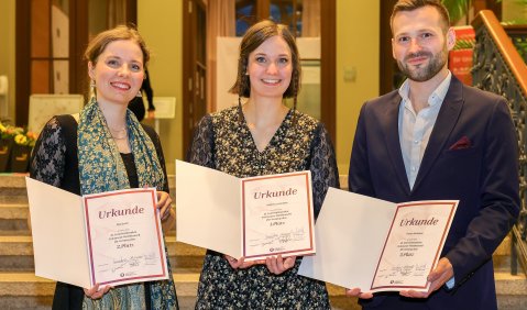 Kathrin Lorenzen (mitte) mit Ella Smith und Florian Neubauer. Foto: Viktoria Kühne