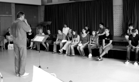 Musik in Einfachheit und zugleich Vollkommenheit: Bachchoräle, gesungen von den Teilnehmern und Dozenten des Kammermusikkurses, standen jeden Morgen vor dem Beginn der Kursarbeit auf dem Programm. Foto: Jugend musiziert