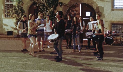 Die Percussion-Truppe trillerte und trommelte im Schlosshof gute Laune.